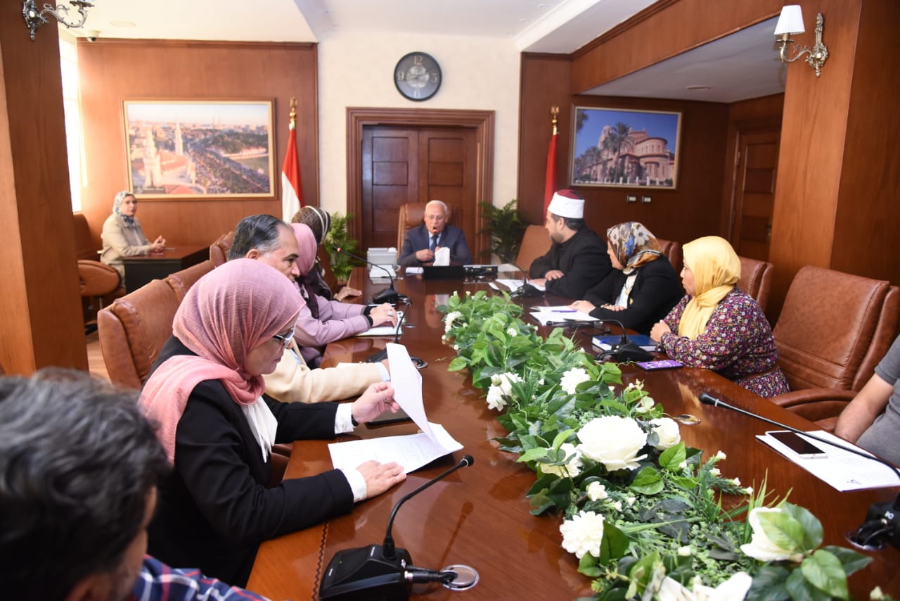 محافظ بورسعيد يعقد اجتماع لمتابعة أعمال المجلس الإقليمى للسكانبالمحافظة   (1)